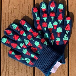 🆕TARA TESHER TEMPTATIONS OVEN GLOVES “ICE CREAM CONES” SIZE SMALL/MED NWTS!